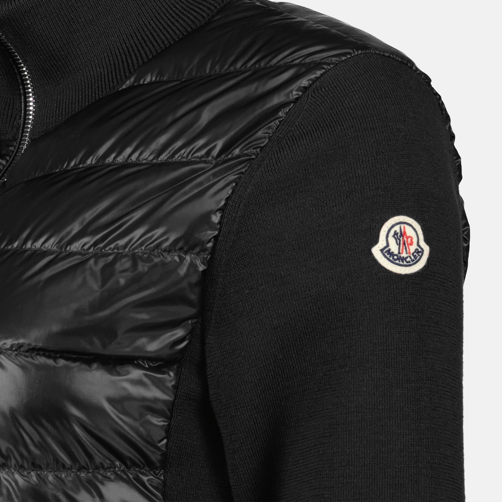 Imagem da jaqueta preta acolchoada da Moncler para mulheres - Temporada Outono-Inverno 2024 - Detalhe 5