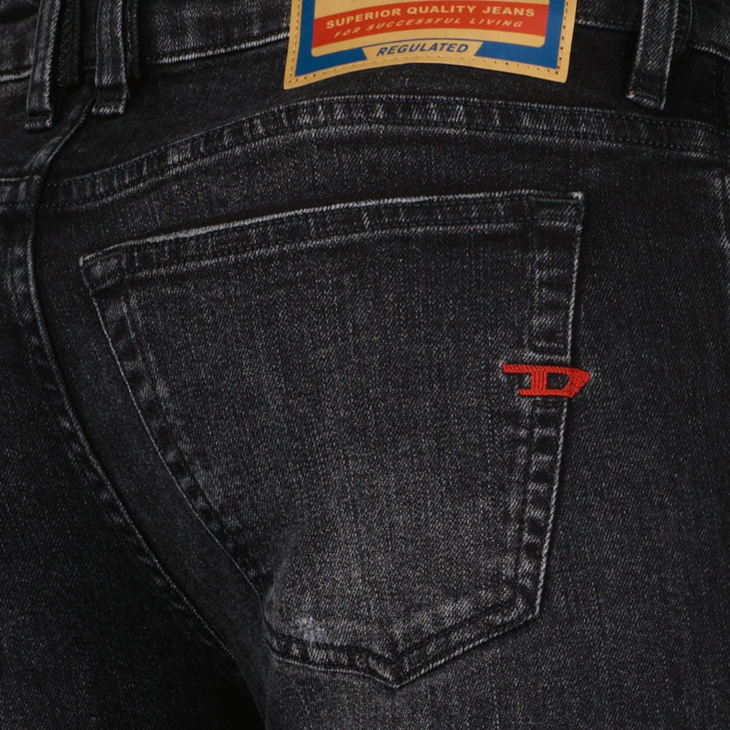 Image de Jean Sleenker 1979 par Diesel pour Hommes - Saison Automne-Hiver 2025 - Vue des détails du produit 2