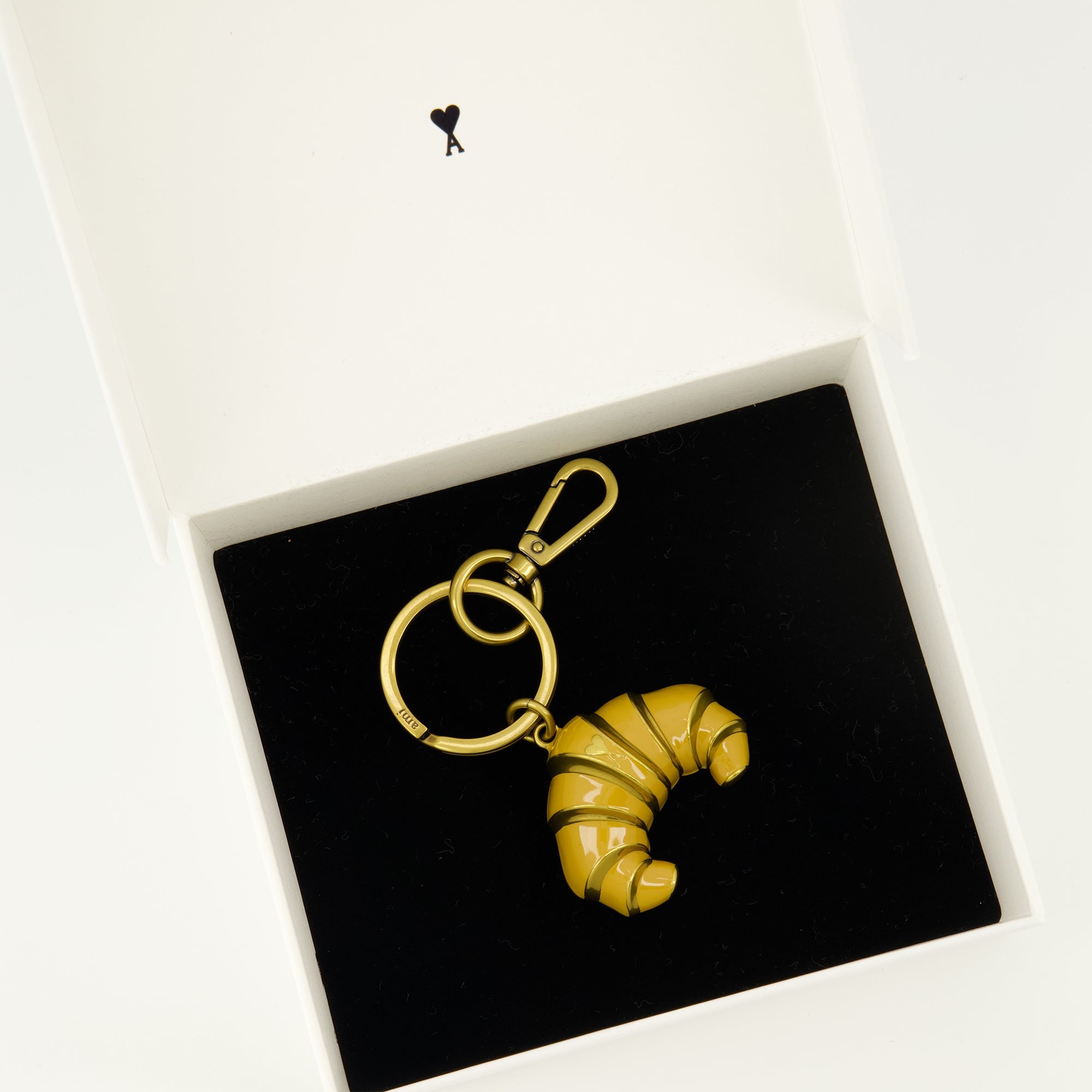 Ami PARISによるユニセックスのクロワッサンキーチェーンの画像 - シーズン春夏2026 - 詳細ビュー2