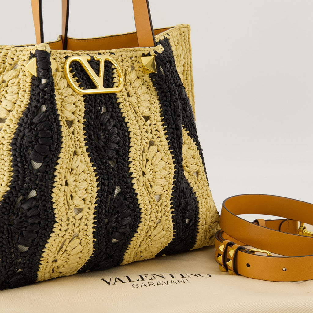 Imagem de uma bolsa de mão em ráfia e couro de Valentino Garavani para mulheres - Temporada Primavera-Verão 2026 - Detalhe vista 1