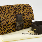 Image of Le Sac Baguette Léopard by Fendi for Women - Season Autumn-Winter 2025 - Detail View 1