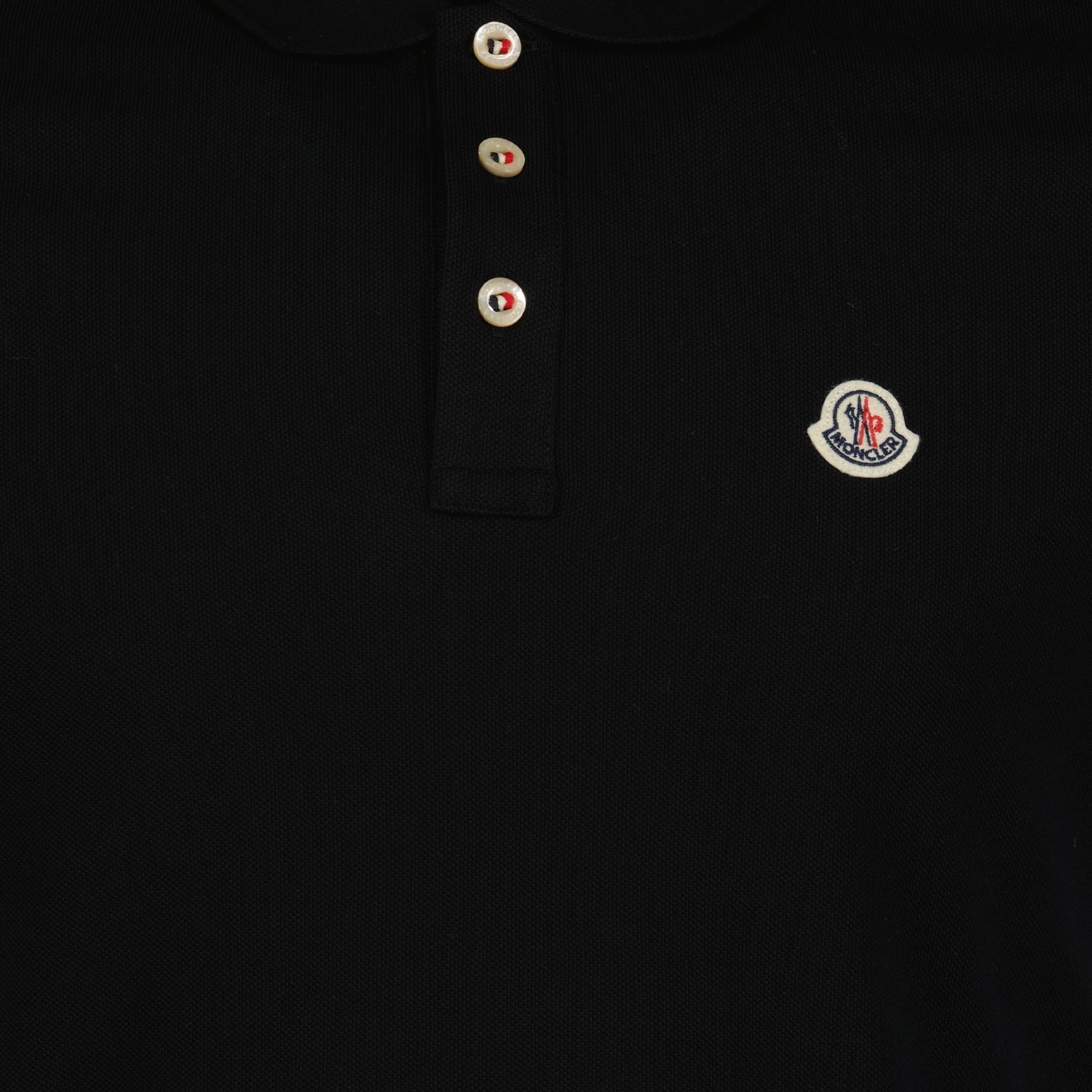 Schwarzes Polo mit Logo