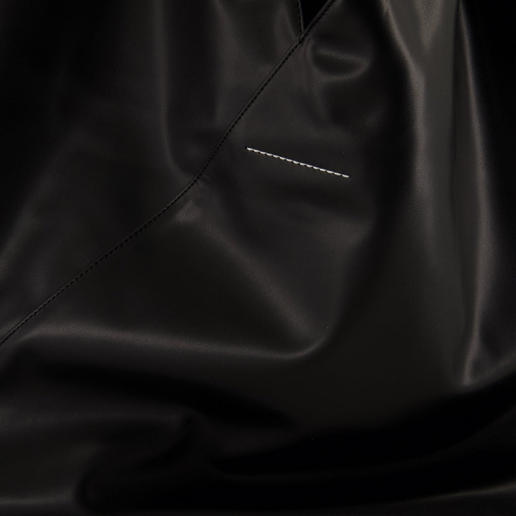 Bild einer schwarzen Leder-Japanischen Tasche von Mm6 für Frauen - Saison Herbst-Winter 2025 - Detailansicht 1