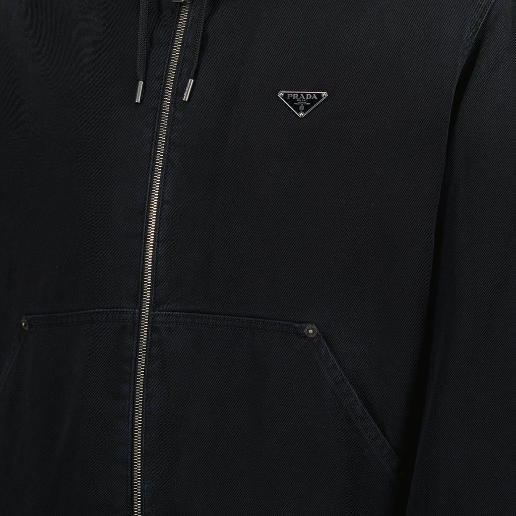 プラダの男性用ブラックフードジャケットの画像 - 2025年春夏シーズン - 詳細ビュー5