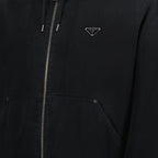 プラダの男性用ブラックフードジャケットの画像 - 2025年春夏シーズン - 詳細ビュー5