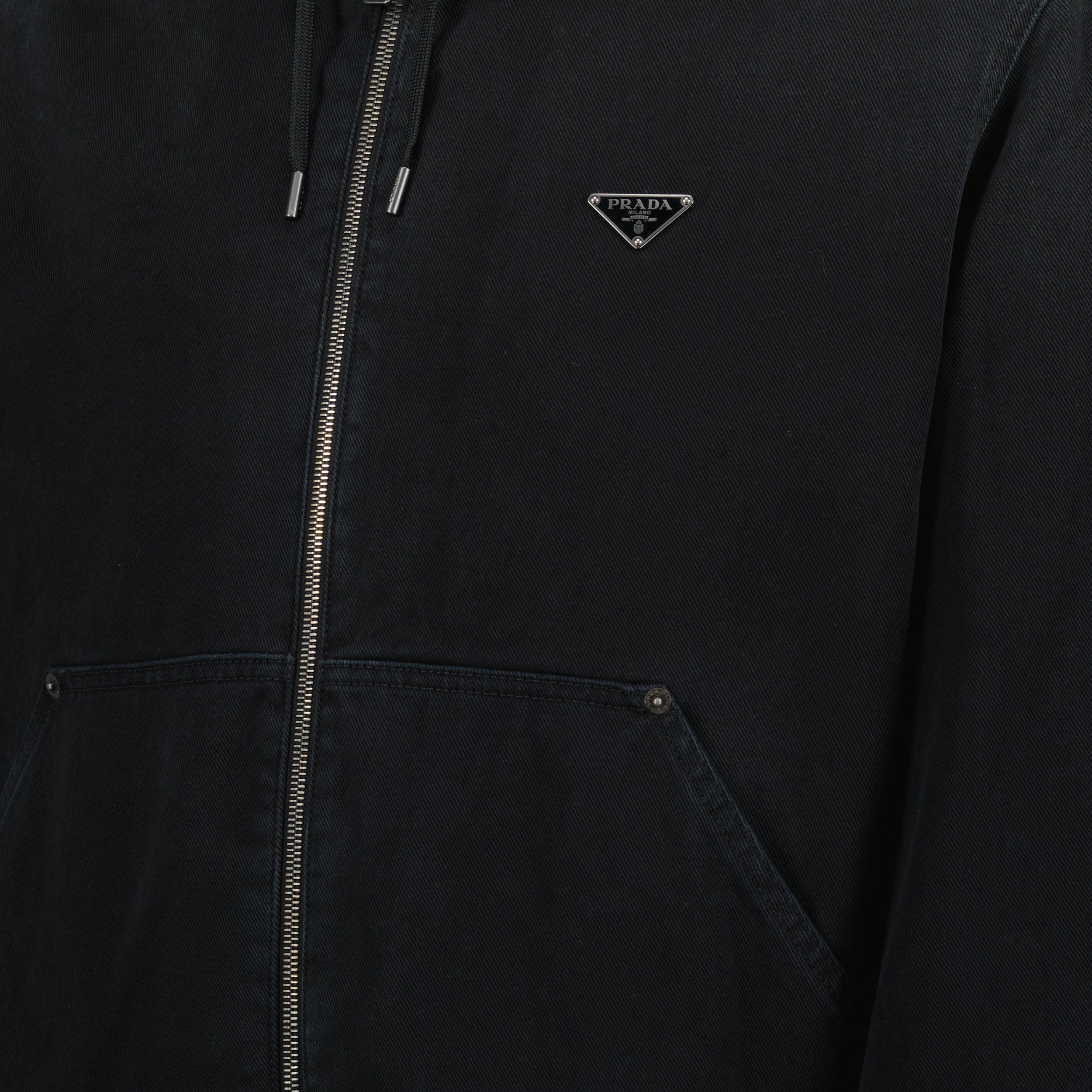 プラダの男性用ブラックフードジャケットの画像 - 2025年春夏シーズン - 詳細ビュー5