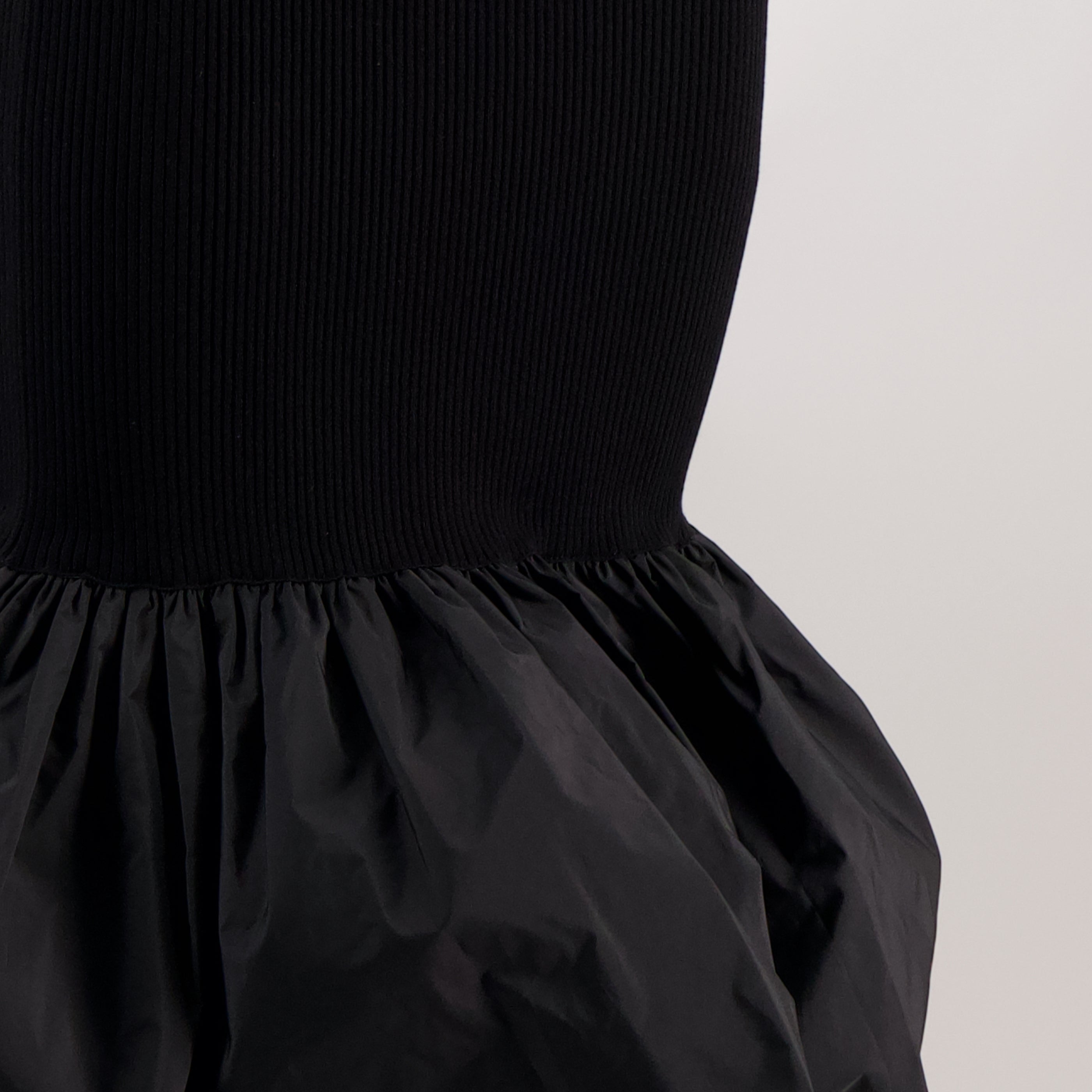 Image de détails de la robe noire côtelée de Patou pour Femmes - Saison Printemps-Été 2026 - Détail 1