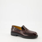 Immagine dei mocassini in pelle nera di Tod's per donne - Stagione Autunno-Inverno 2025 - Vista frontale destra in tre quarti