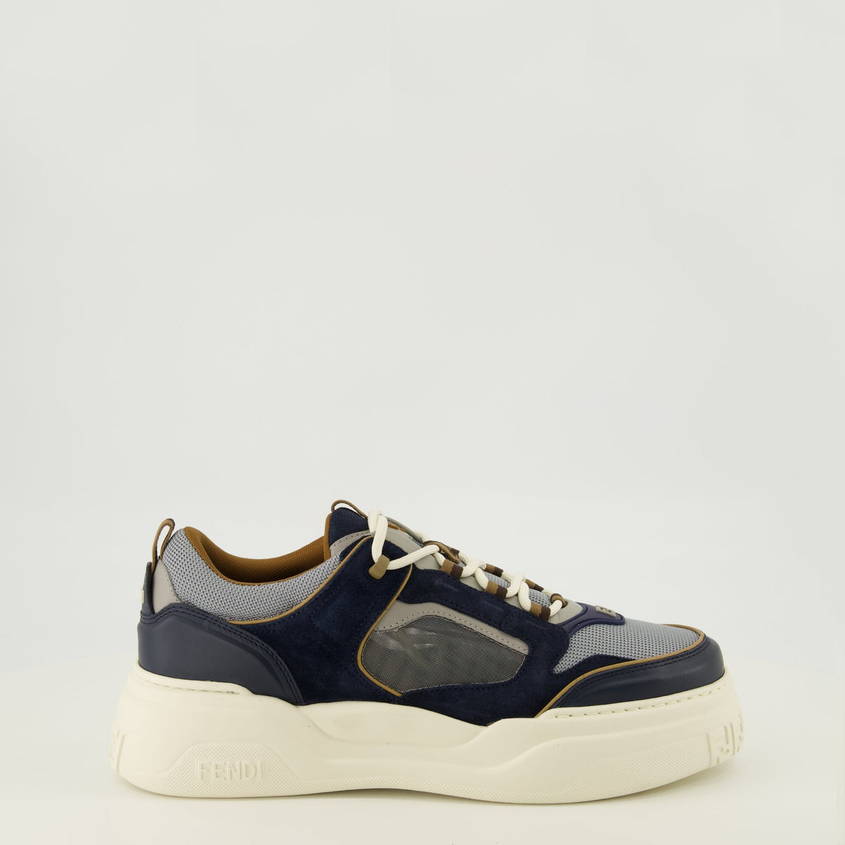 Sneakers i semsket skinn og teknisk stoff