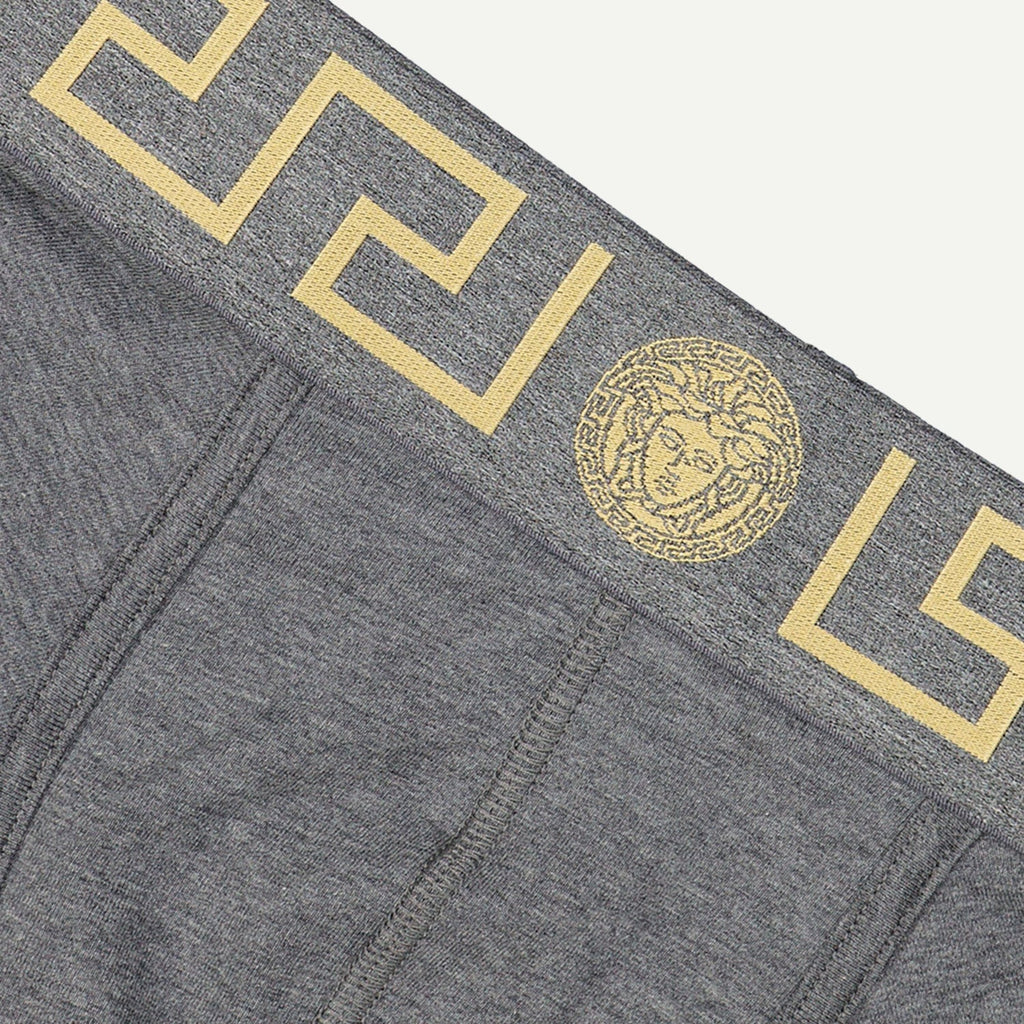 Image des boxers Grey Medusa Greca de Versace pour hommes - Saison Automne-Hiver 2024 - Détail vue 1