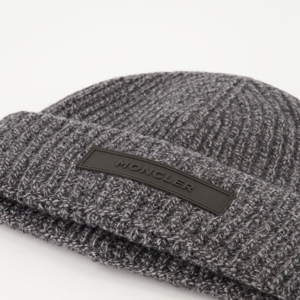 Imagen de gorro de cachemira y lana gris de Moncler para hombres - Temporada otoño-invierno 2025 - Vista de detalle 1