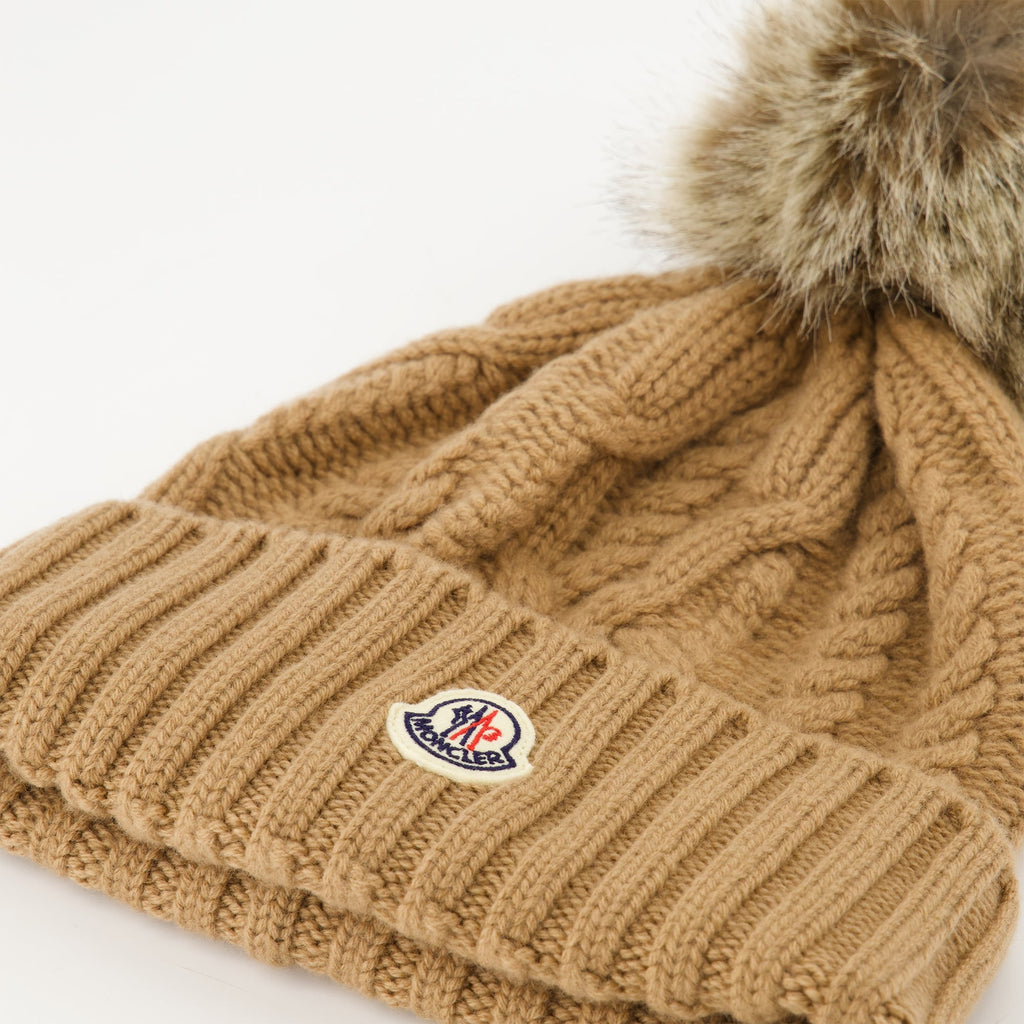 Image d'un bonnet en cachemire avec pompon par Moncler pour femmes - Saison Automne-Hiver 2025 - Détail Vue 1