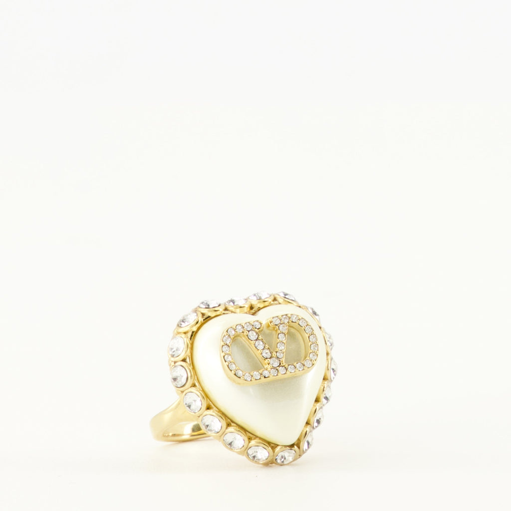 Image de l'anneau en forme de cœur avec des cristaux Swarovski® par Valentino Garavani pour femmes - Saison Printemps-Été 2026 - Vue Détail 1