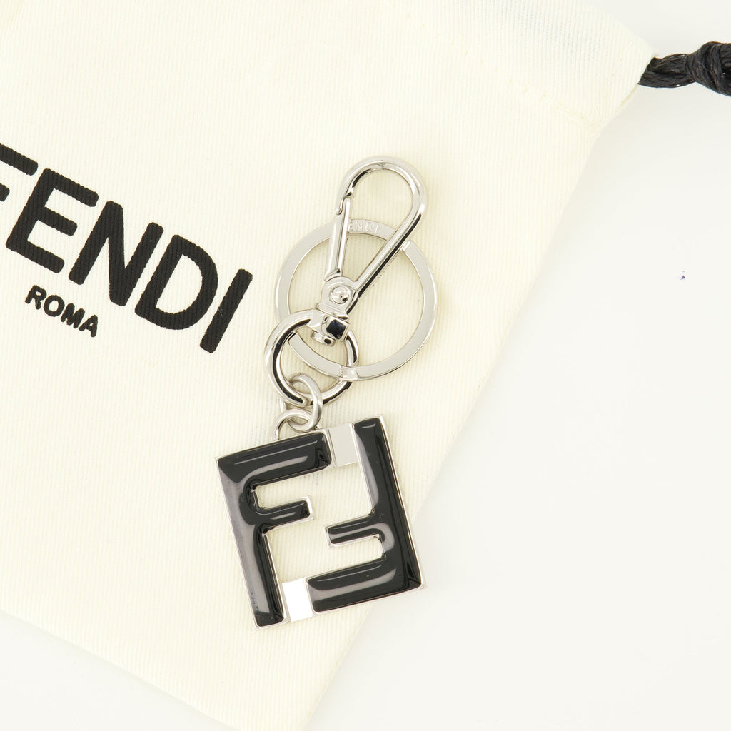 Imagem do chaveiro quadrado FF preto e prata da Fendi para homens - Temporada Primavera-Verão 2026 - Detalhe 1