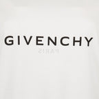 Imagem da T-shirt com logo invertido da Givenchy para Homens - Temporada Primavera-Verão 2024 - Vista detalhada do produto 2