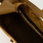 Imagem da pequena bolsa de camurça Le 5 à 7 da Saint Laurent para mulheres - Temporada Outono-Inverno 2025 - Detalhe Vista 2