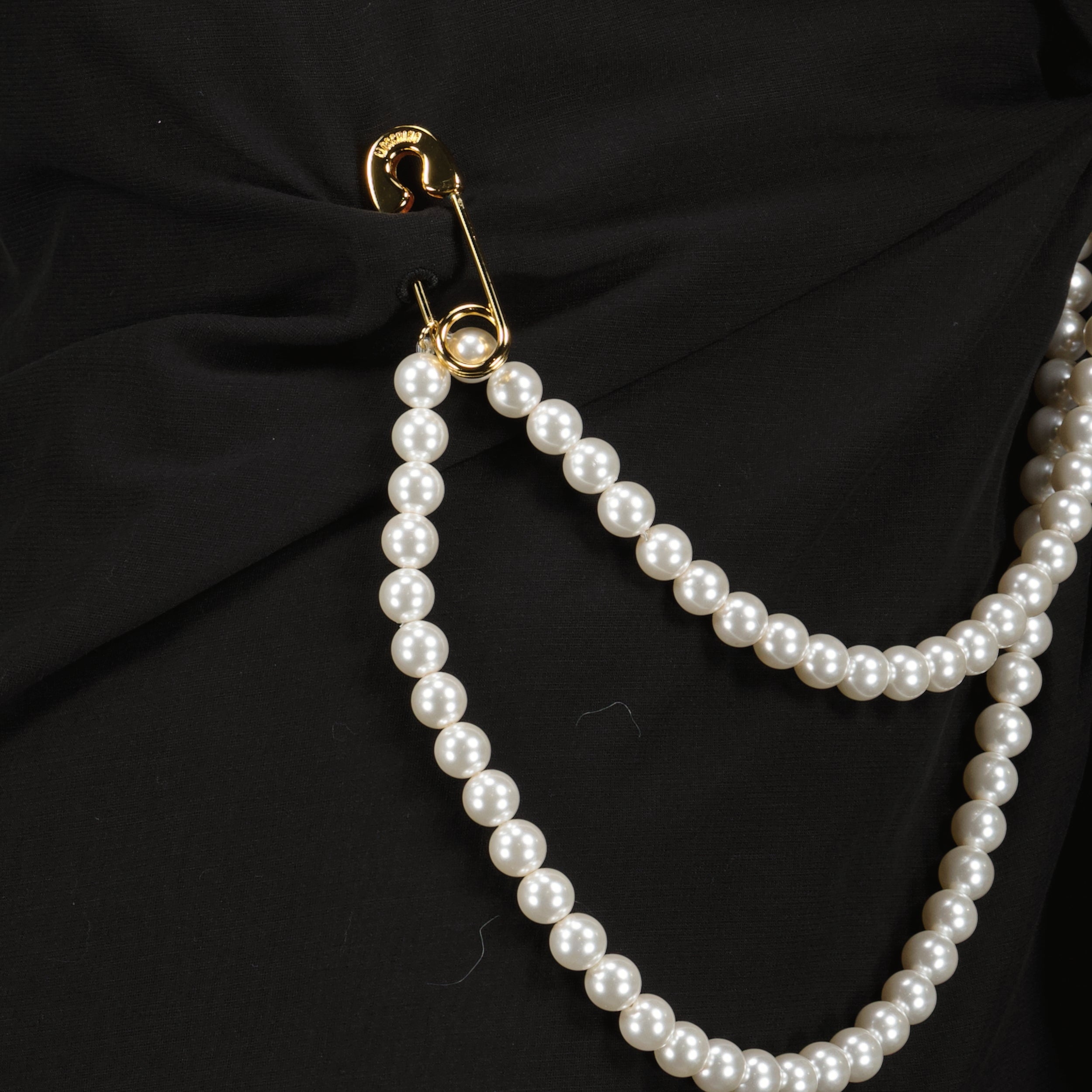 stretch top, Moschino, pearl collar, women’s fashion, black top