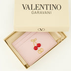 Image de porte-cartes cherryfic rose par Valentino Garavani pour femmes - Saison Printemps-Été 2026 - Vue Détail 2
