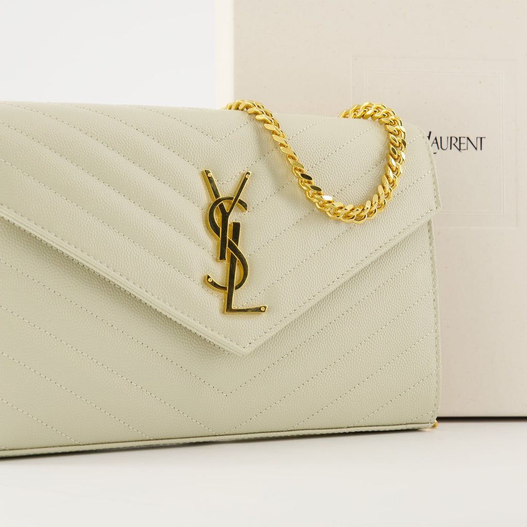 Imagen de la billetera de cadena Cassandre de Saint Laurent para mujeres - Temporada Otoño-Invierno 2025 - Vista Detalle 1