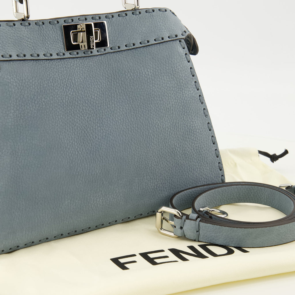 Imagen de Peekaboo I See U Small Blue de Fendi para mujeres - Temporada Primavera-Verano 2026 - Vista de detalle 1