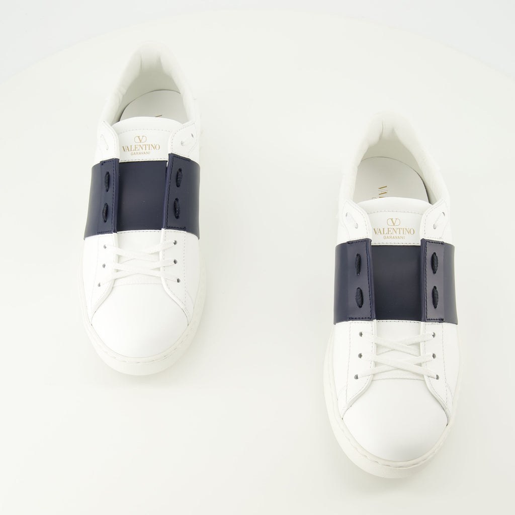 Imagen de Baskets Open à Bande Azul Marino de Valentino Garavani para Hombres - Temporada Primavera-Verano 2026 - Vista Tres Cuartos Delante Derecha