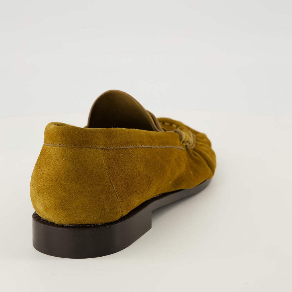 생 로랑의 남성용 브라운 스웨이드 로퍼 이미지 - 시즌 봄-여름 2026 - 뒤쪽 보기