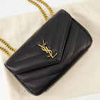 Imagem da Loulou Pequena Bolsa Preta da Saint Laurent para Mulheres - Temporada Primavera-Verão 2025 - Vista de Detalhe 1