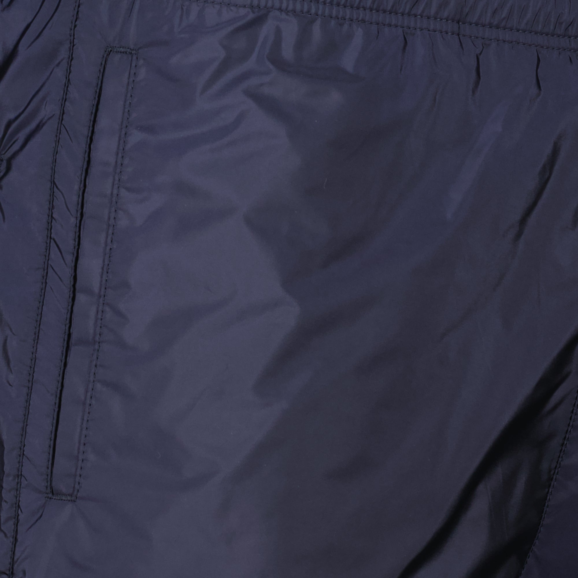 プラダの水着ショーツ - リナイロンブラックの画像 - メンズ用 - シーズン春夏2026 - ディテールビュー2