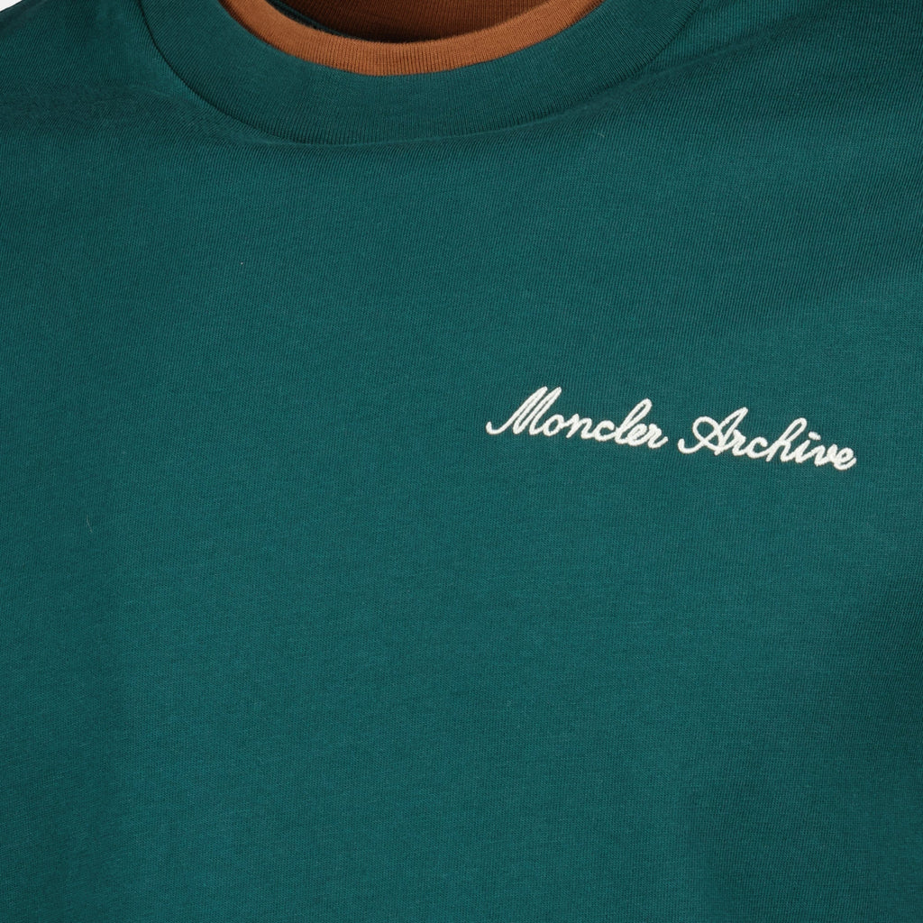 モンクレール刺繍ロゴTシャツの画像 - メンズ・モンクレールのためのメンズ - シーズン春夏2026 - 詳細ビュー1