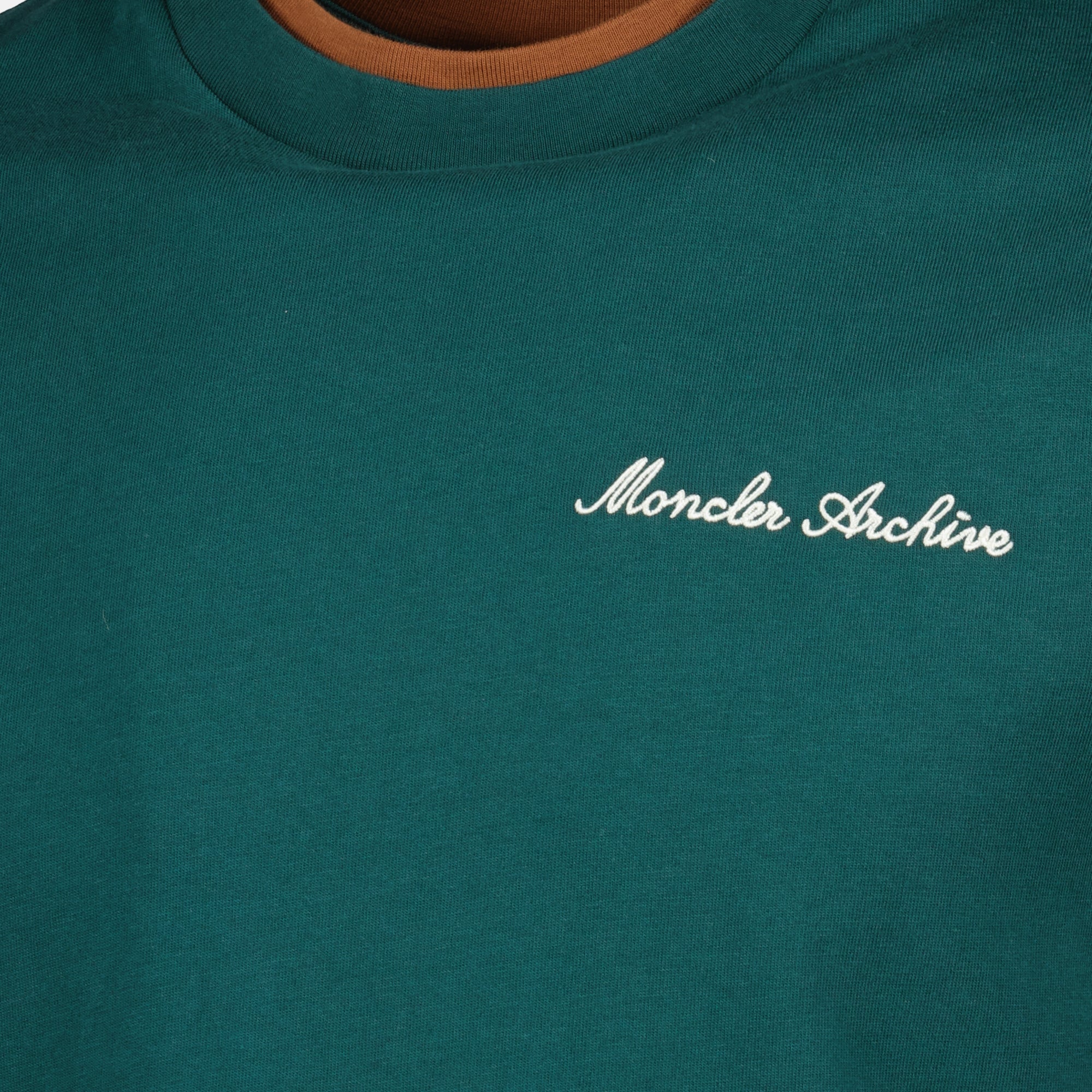 モンクレール刺繍ロゴTシャツの画像 - メンズ・モンクレールのためのメンズ - シーズン春夏2026 - 詳細ビュー1