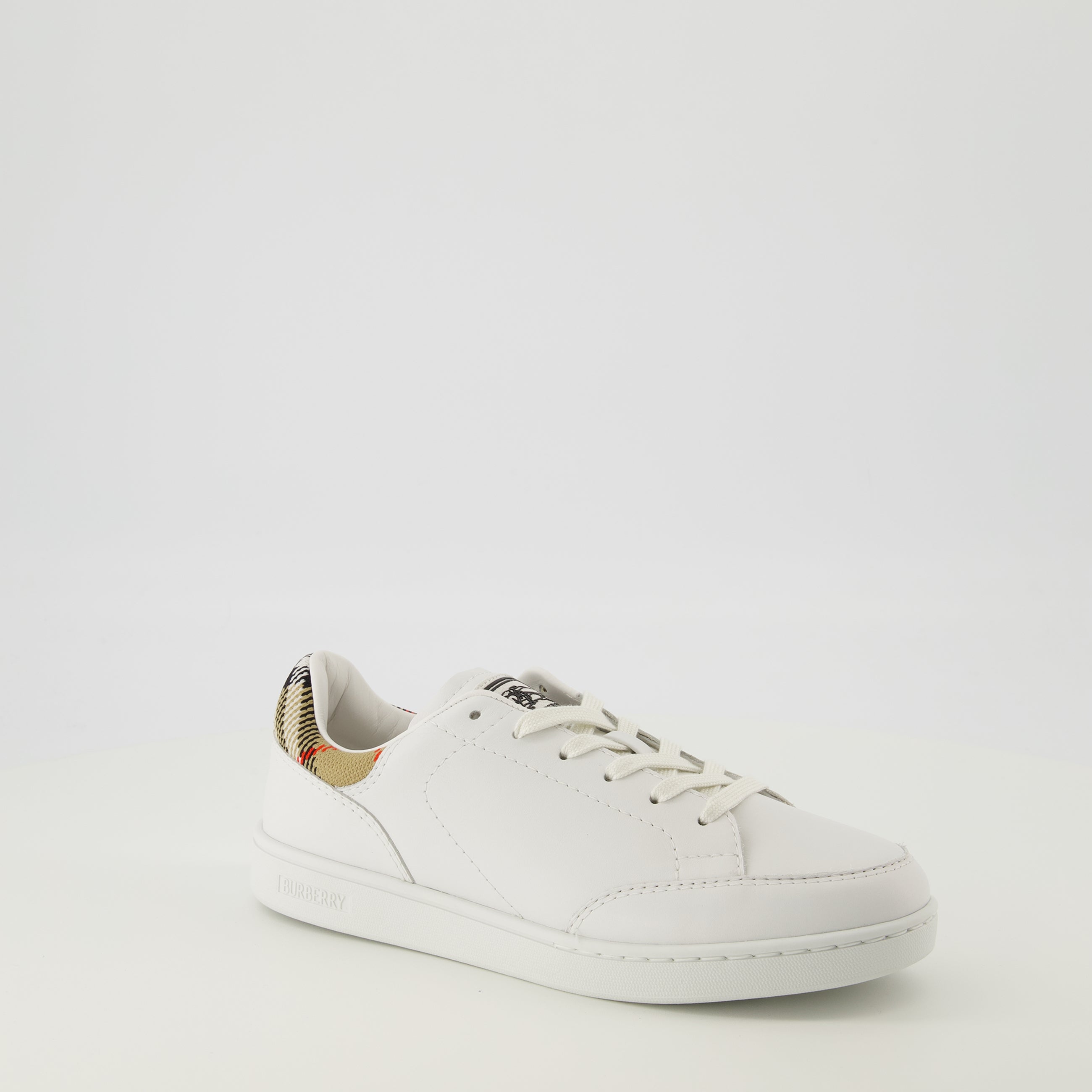 Image de baskets en cuir blanc par Burberry pour femmes - Saison Printemps-Été 2026 - Vue frontale droite en trois quarts