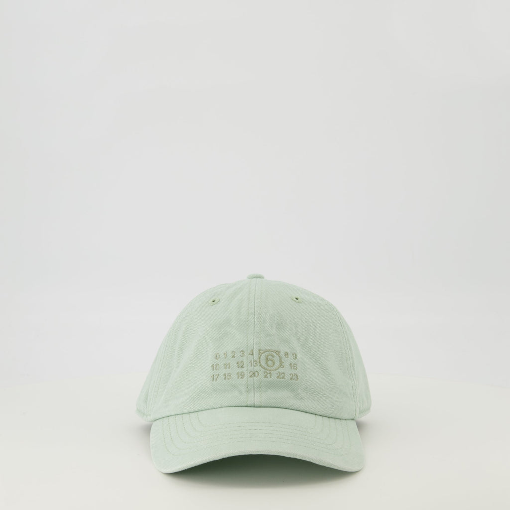 Imagen de la gorra verde numérica de Mm6 para hombres - Temporada Primavera-Verano 2026 - Vista frontal