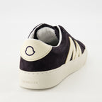 Imagen de las zapatillas de ante Monaco de Moncler para hombres - Temporada Primavera-Verano 2025 - Vista trasera