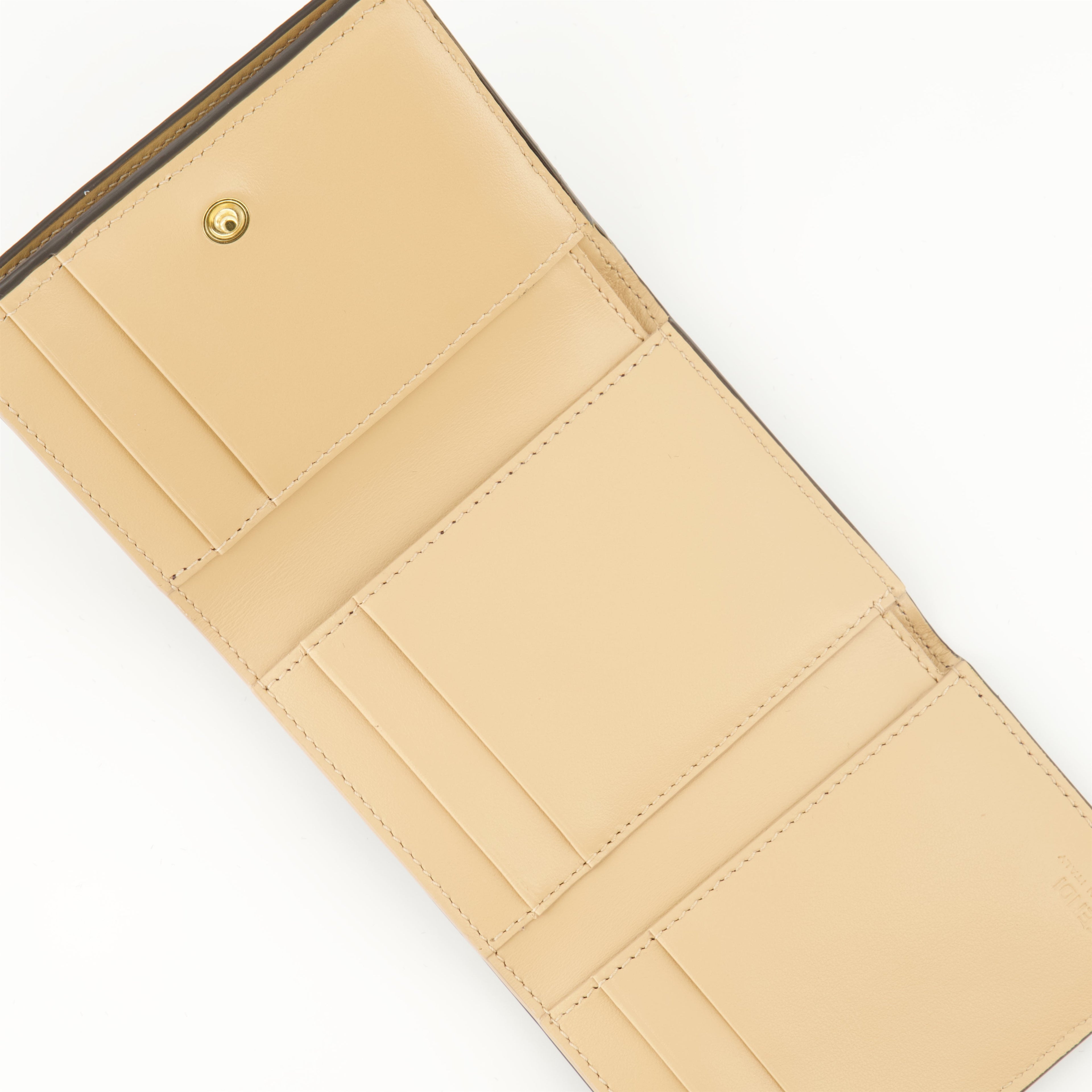 Fendi Roma Wallet, Grained Leather Wallet, Fendi Accessories, Flower Bouquet Print Wallet, Elegant Brown Wallet