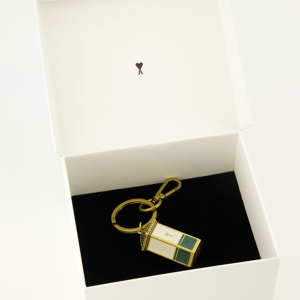 Ami PARISによるユニセックス用アミ・パリス・キオスク・メタル・キーホルダーの画像 - シーズン春夏2026 - 詳細ビュー2