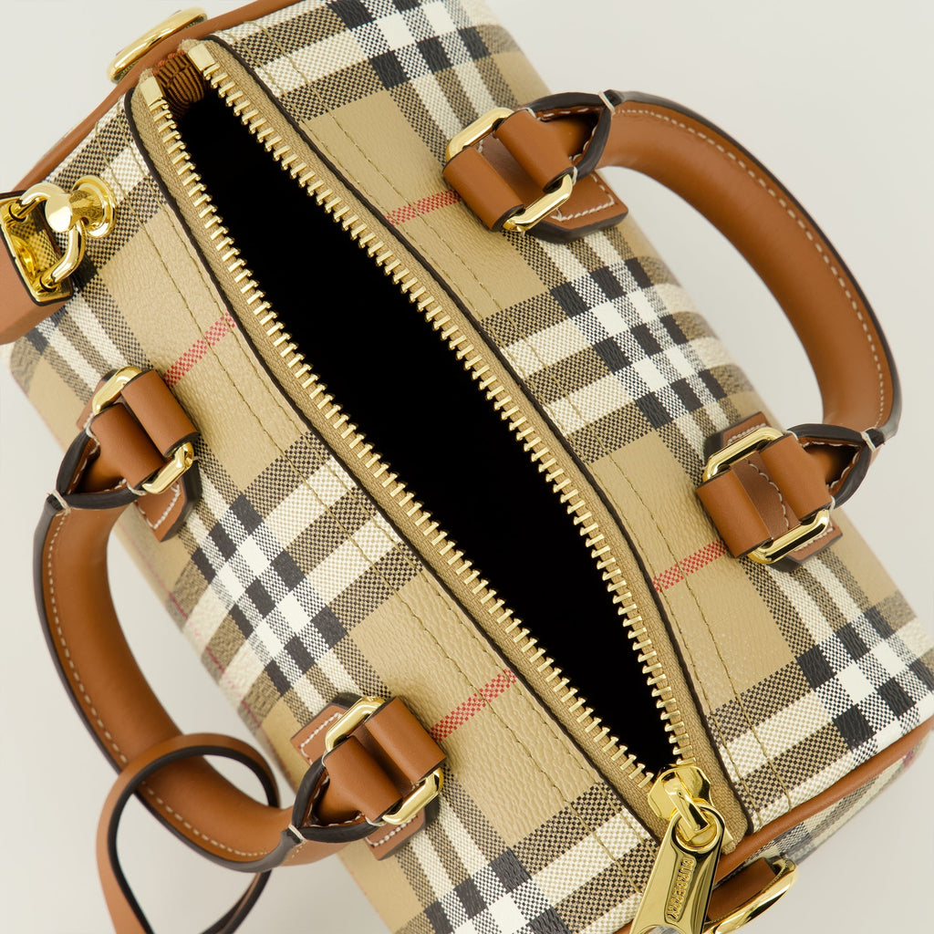 Imagen del Mini Bowling Check Bag de Burberry para mujeres - Temporada Primavera-Verano 2026 - Vista de detalle 2