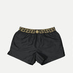 Imagen de los bañadores Greca de Versace para hombres - Temporada Primavera-Verano 2025 - Vista frontal