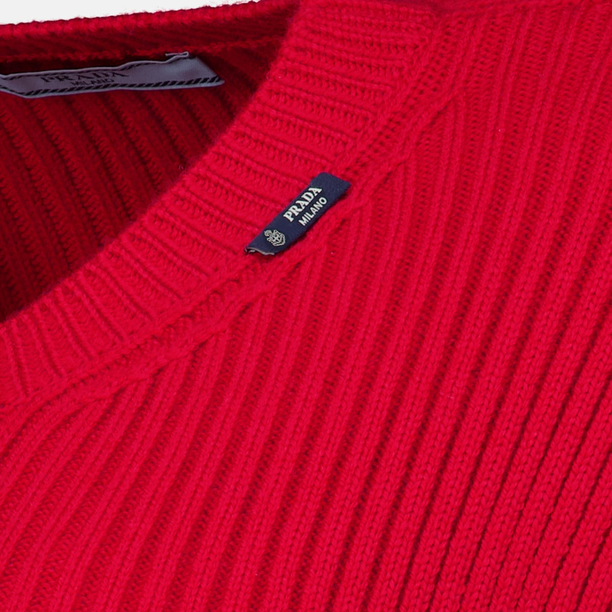 Roter Pullover aus Rippstrick mit kurzen Ärmeln