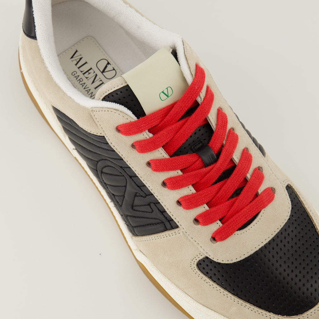 발렌티노 가라바니의 남성용 스파리 블랙 스니커즈 이미지 - 2026 봄-여름 시즌 - 위쪽 세부 보기