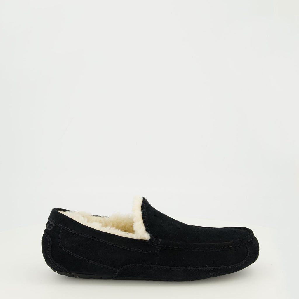 Image of Chaussons Ascot Noir by Ugg for Men - Season Spring-Summer 2026 - Right Side View