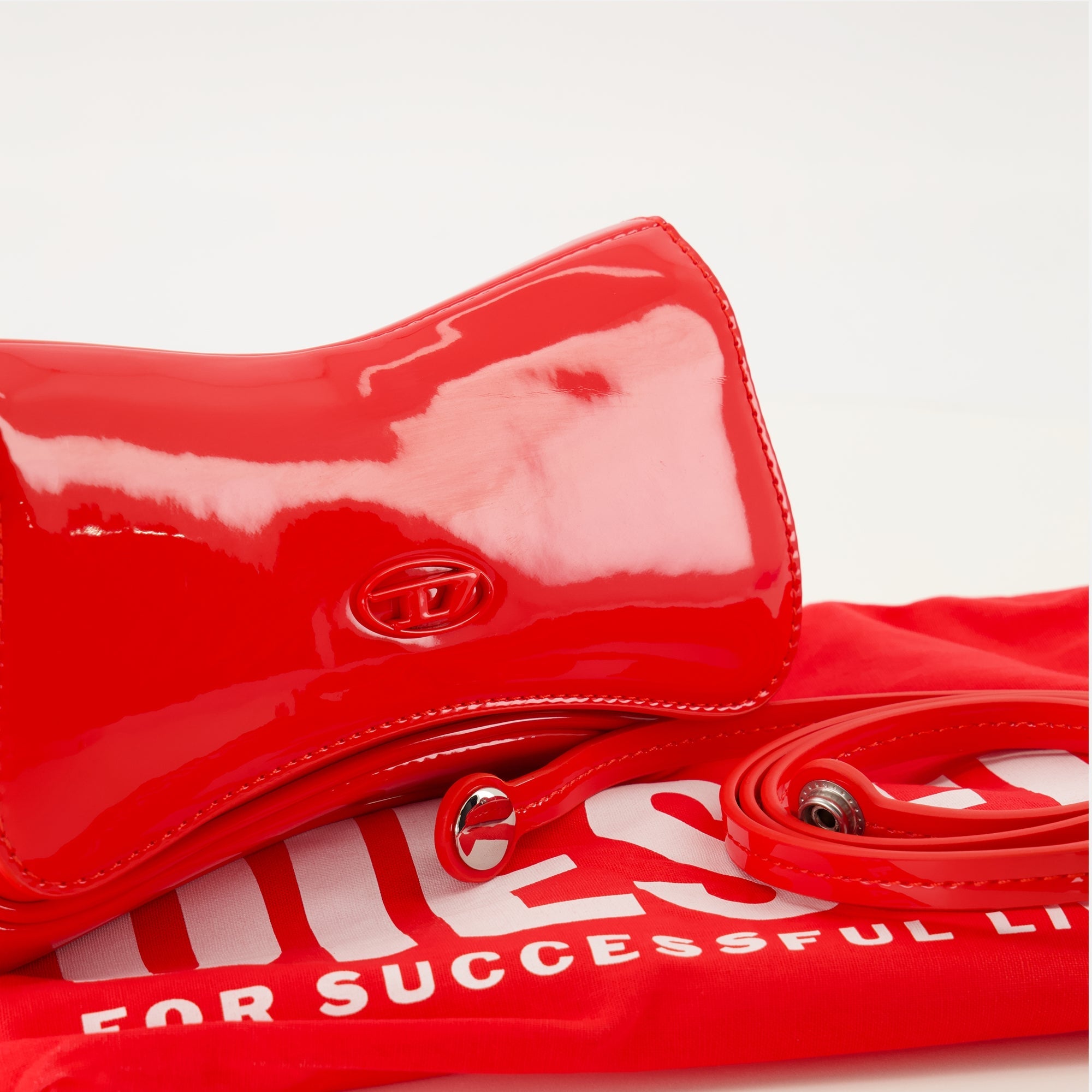 ディーゼルの女性用プレイ・プティ・レッドバッグの画像 - 2026年春夏シーズン - 詳細ビュー1