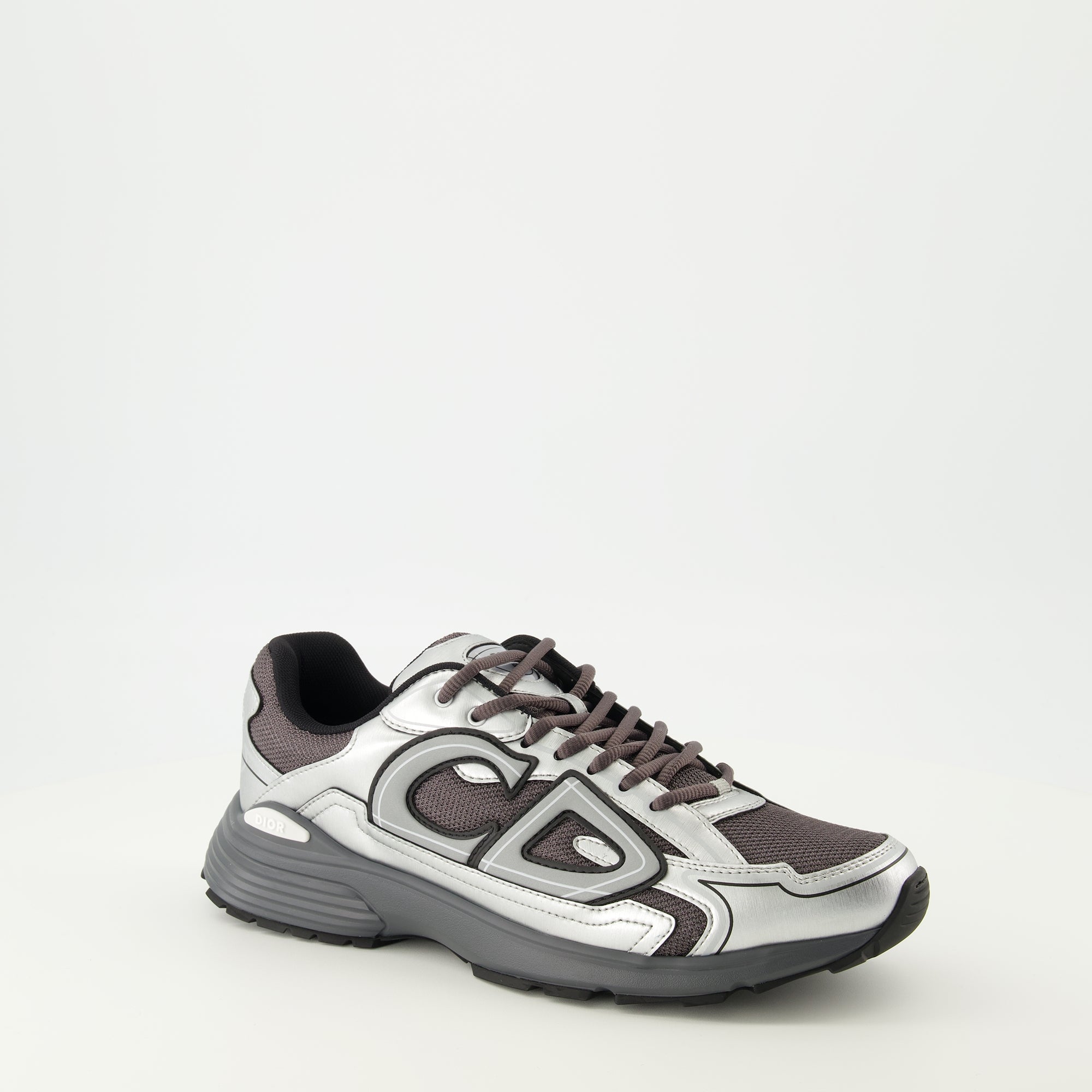 Immagine delle sneakers grigie e nere B30 di Dior per uomini - Stagione Autunno-Inverno 2025 - Vista tridimensionale frontale destra