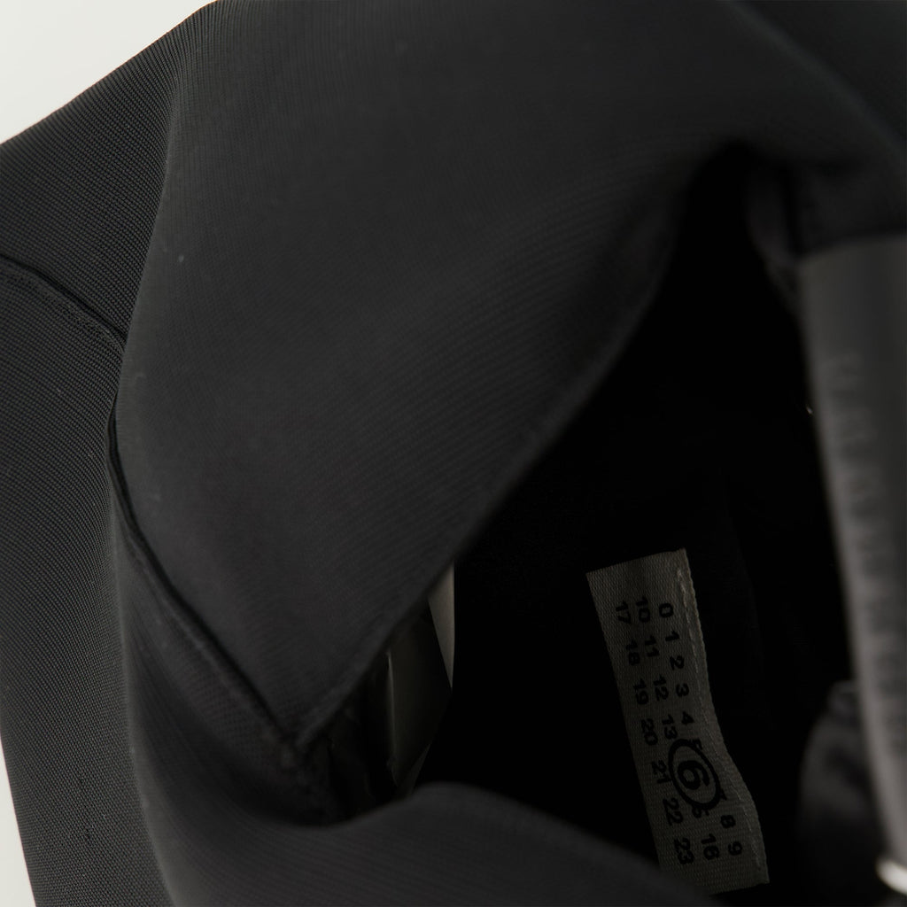 Imagen del pequeño bolso negro japonés de Mm6 para mujeres - Temporada Primavera-Verano 2026 - Vista de Detalle 2