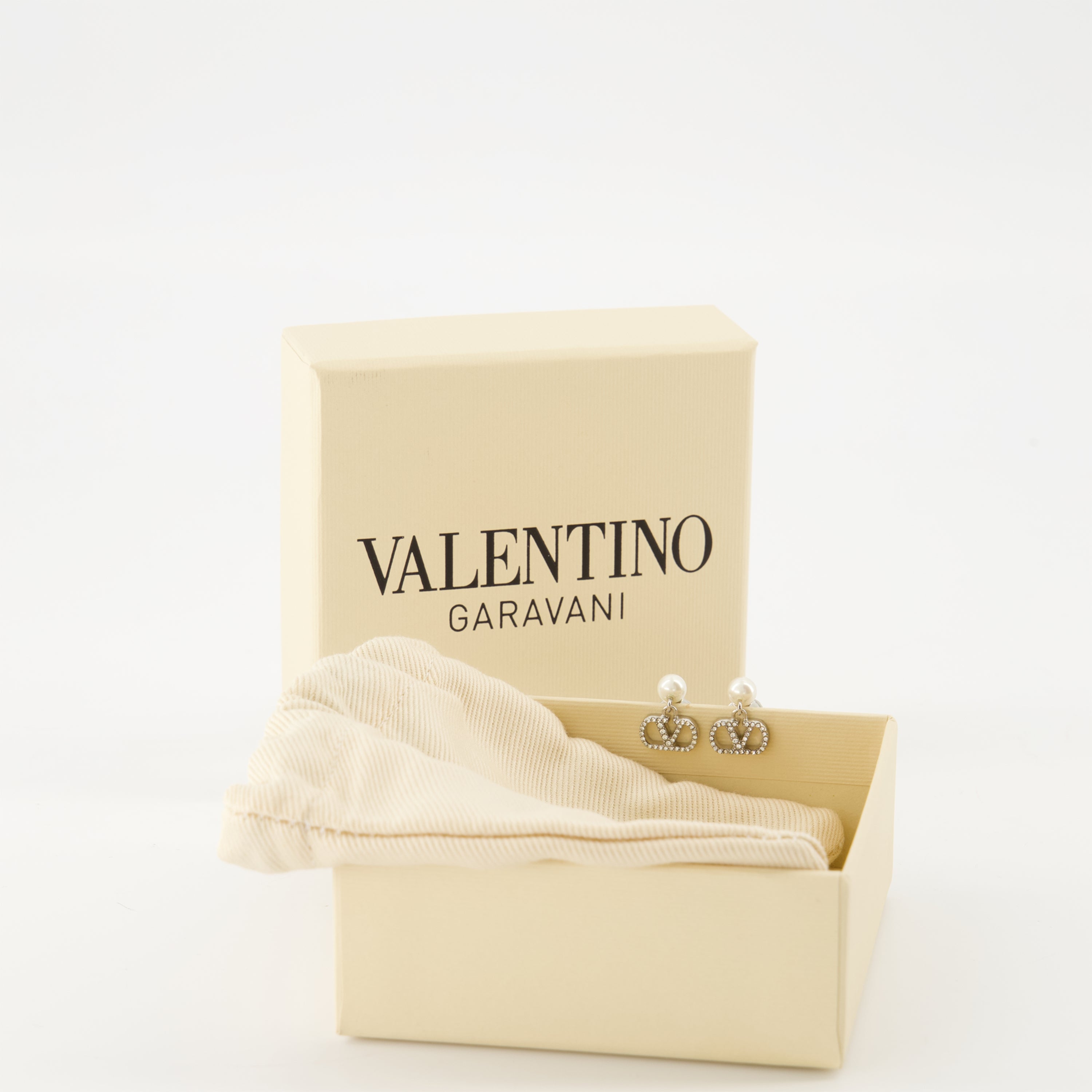 ヴァレンティノ・ガラバーニによる女性用ヴイロゴパールとスワロフスキークリスタルイヤリングの画像 - 2026年春夏シーズン - 後ろからのビュー