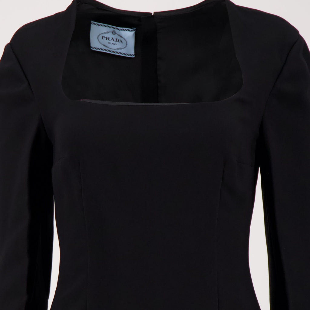 Image de robe longue noire Prada par Prada pour femmes - Saison automne-hiver 2022 - Détail Vue 1
