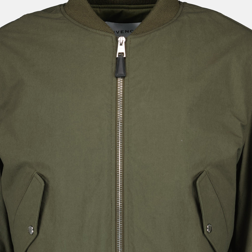 Imagem da jaqueta bomber kaki da Givenchy para homens - Temporada Primavera-Verão 2026 - Vista detalhada do produto 3
