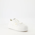 Imagen de las zapatillas blancas audaces Downtown de Prada para mujeres - Temporada Primavera-Verano 2025 - Vista de tres cuartos frontal derecha