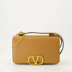 Imagem de uma bolsa de ombro em couro camelo VLogo Signature da Valentino Garavani para Mulheres - Temporada Outono-Inverno 2024 - Vista da Frente