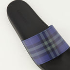 Bild von karierten navyblauen Slippern von Burberry für Herren - Saison Frühling-Sommer 2026 - Detailansicht von oben