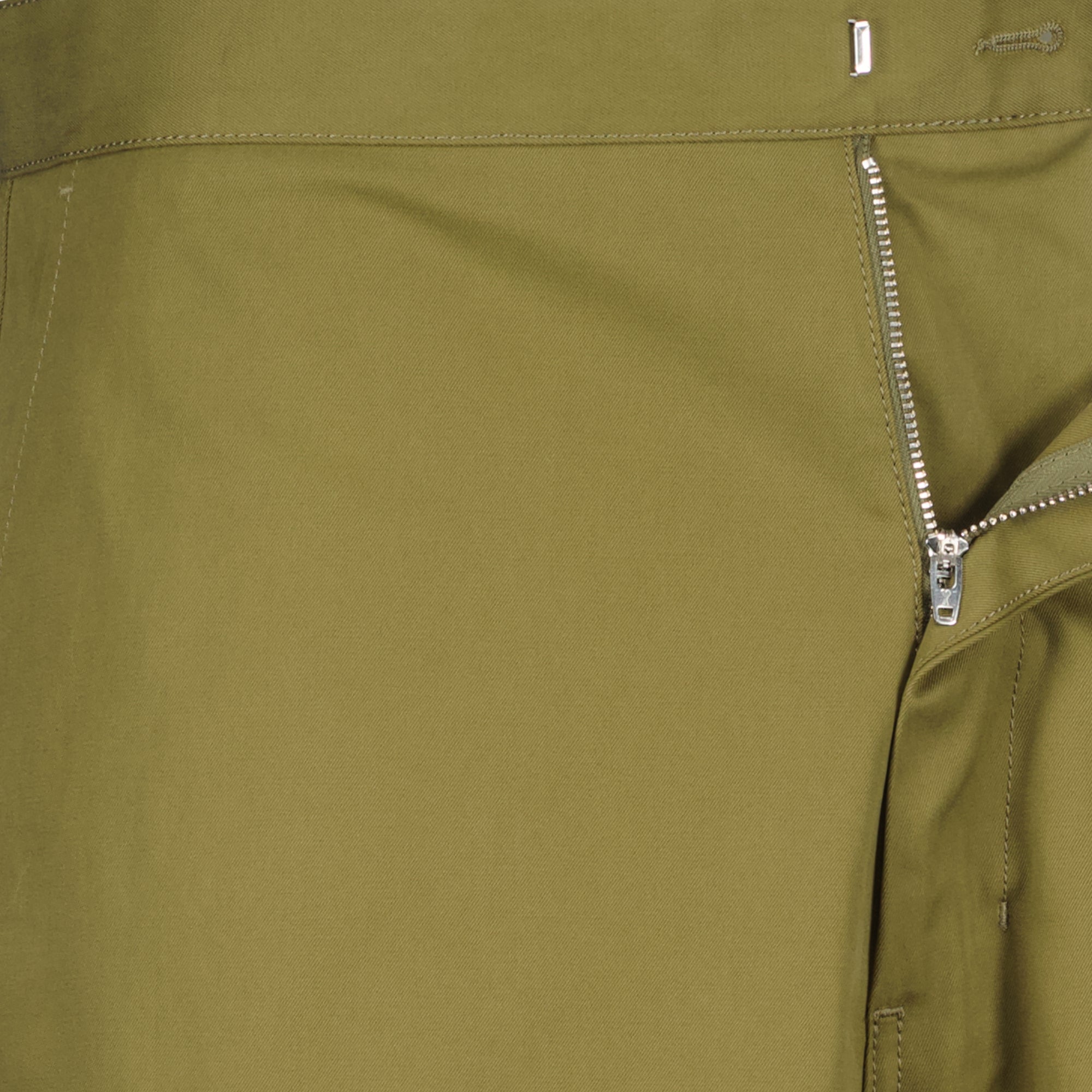 Imagen de Pantalones Cargo Kaki de Ami PARIS para Hombres - Temporada Otoño-Invierno 2025 - Vista de Detalle del Producto 3